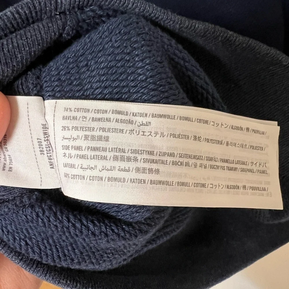 Hollister Men's Navy Blue Sweater size small